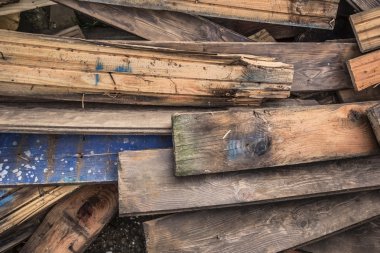 Yığın eski çürümüş Floorboards hurdaya