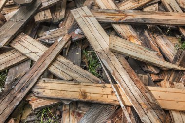 Hurdaya çıkarılan eski Floorboards yığını