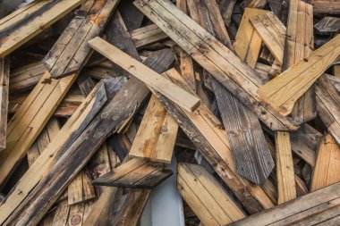 Hurdaya çıkarılan eski Floorboards yığını