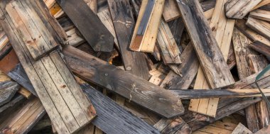 Hurdaya çıkarılan eski Floorboards yığını