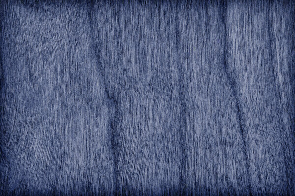 Шпон из натурального вишневого дерева отбелен и выкрашен в темно-синий цвет.
