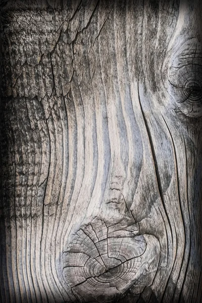 Alte quadratische Holz Poller verwittert morsch rissig bituminöse Grunge Oberflächenstruktur — Stockfoto