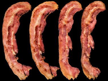 Kızarmış domuz pastırma Rashers siyah arka plan üzerine izole