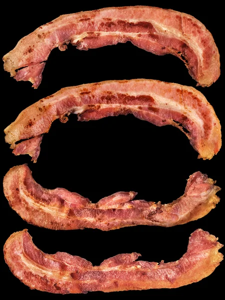 Rashers au bacon de porc frit isolés sur fond noir — Photo