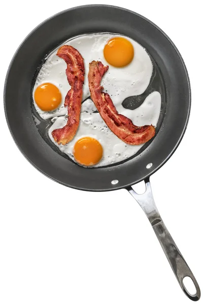 Stekta ägg med fläsk Bacon skivor i Teflon stekpanna isolerad på vit bakgrund — Stockfoto