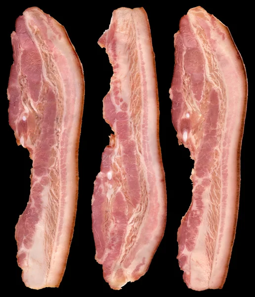 Rashers au bacon sur le ventre de porc isolés sur fond noir — Photo