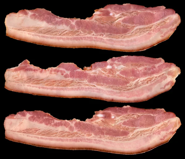 Barriga de porco Bacon Rashers isolado em fundo preto — Fotografia de Stock