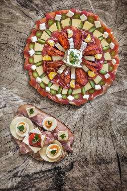 Meze lezzetli yemek Meze pastırma peynirli yumurtalı sandviç eski ahşap zemin üzerine ile