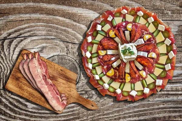 Voorgerecht Meze met spekreepjes op snijplank op oude hout achtergrond — Stockfoto