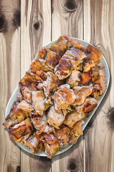 Plateful de escupir rebanadas de cerdo asado en el fondo de madera vieja — Foto de Stock