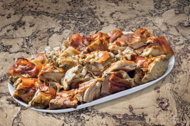 Tabak dolusu tükürük kavrulmuş domuz eti dilimleri eski mantar döşeme arka planı