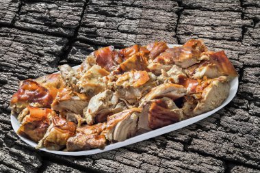 Tabak dolusu tükürük domuz eti dilim eski ahşap zemin üzerine kavrulmuş