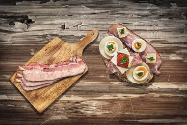 Jambon peynir ve domates sandviç pastırma Rashers eski ahşap masa yüzeyi ile