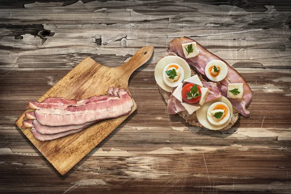 Jambon peynir ve domates sandviç pastırma Rashers eski ahşap masa yüzeyi ile