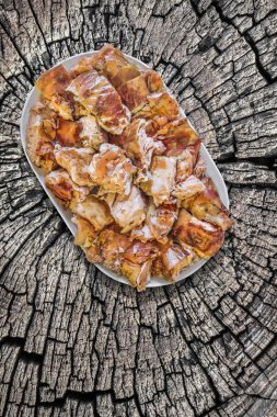 Tabak dolusu tükürük kavrulmuş domuz eti dilim eski kırık kütük yüzeyi