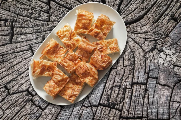 Plateful de Gibanica de tarta de queso serbio en vieja cepa agrietada superficie — Foto de Stock