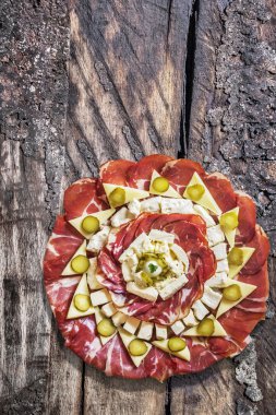 Meze meze lezzetli yemek Meze eski ahşap zemin üzerine