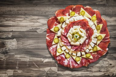 Tabak lezzetli meze Meze meze, eski ahşap arka plan üzerine yerleştirilen