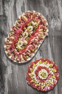 Lezzetli meze Meze mezeler eski iki Platters soyulmuş ahşap masa kırık