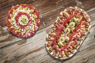 Lezzetli meze Meze mezeler eski iki Platters soyulmuş ahşap masa kırık
