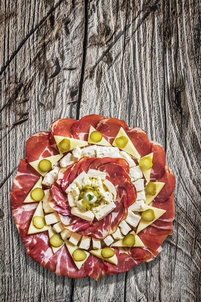 Antipasto Aperitivo Salado Plato Meze sobre fondo de madera vieja — Foto de Stock