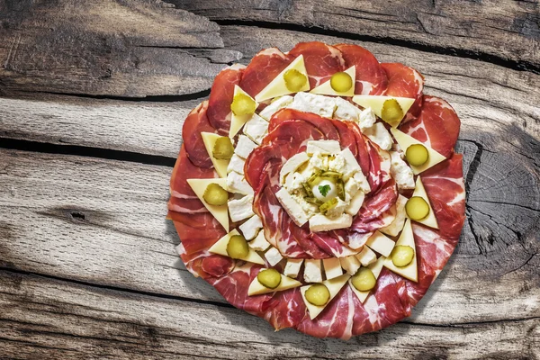 Meze meze lezzetli yemek Meze eski ahşap zemin üzerine