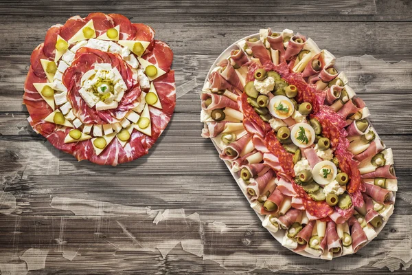 Lezzetli meze Meze mezeler eski iki Platters soyulmuş ahşap masa kırık