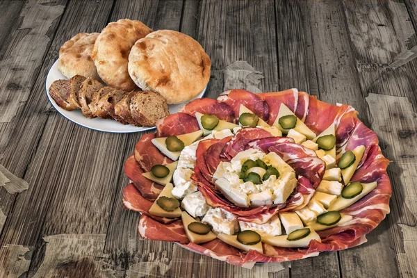 Antipasto danie Meze z bagietki chleb kromki i chleb Pita Loafs na starym drewnianym stole — Zdjęcie stockowe