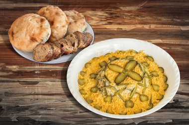 Rus salatası baget ve pide eski ahşap masa kırık