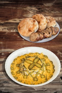 Rus salatası baget ve pide eski ahşap masa kırık