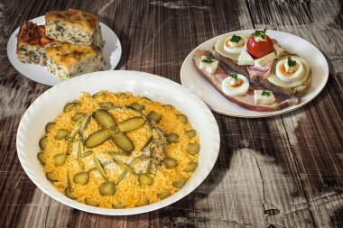Rus salatası Pastırmalı yumurta ve peynirli sandviç ve ıspanak peynir pasta Zeljanica eski ahşap tablo