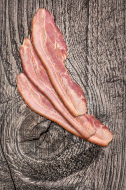 Domuz pastırma Rashers düğümlü eski ahşap arka plan kırık