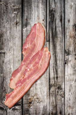 Domuz pastırma Rashers düğümlü eski ahşap arka plan kırık