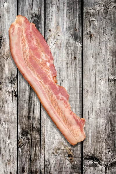 Rasoir au bacon de porc sur fond de vieux bois craquelé noué — Photo