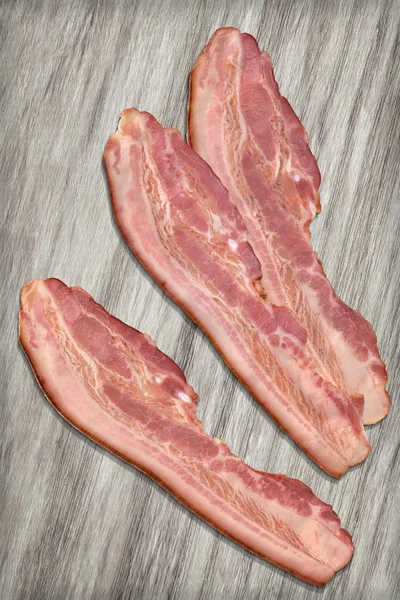 Rashers au bacon de porc sur fond de bois blanchi — Photo