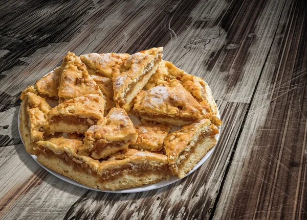 Soyulmuş ahşap arka plan tabak tembel elmalı pasta dilimleri eski kırık — Stok fotoğraf