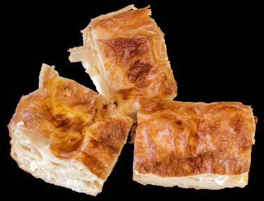 Siyah arka plan üzerine izole Sırp buruşuk peynir pasta Gibanica dilim