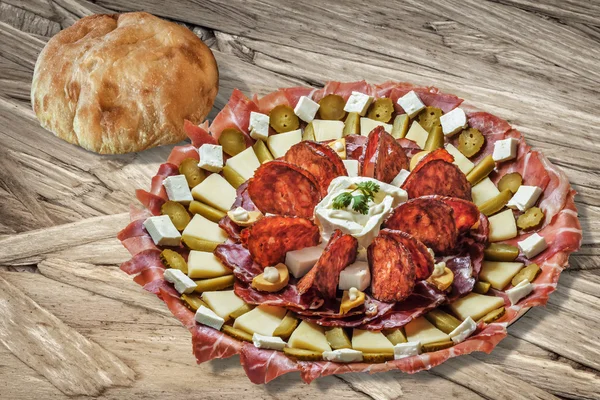 Talerz serbski Meze zakąska z krajowych chleb Pita, na chropowatej powierzchni płyt wiórowych — Zdjęcie stockowe