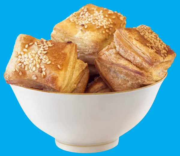 Pastelería Zu Zu Square Puff Croissant en cuenco de porcelana aislado sobre fondo azul — Foto de Stock