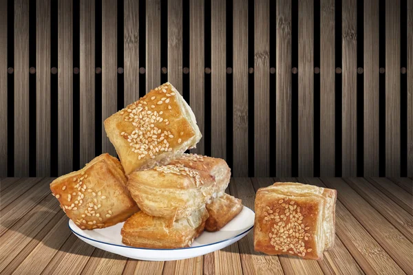 Pastelería de croissant de hojaldre cuadrado Zu-Zu sobre fondo de estera de bambú — Foto de Stock