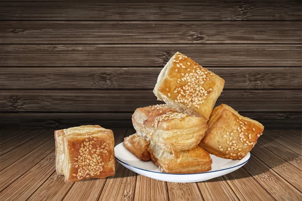 Pastelería de croissant de hojaldre cuadrado Zu-Zu sobre fondo de estera de bambú — Foto de Stock