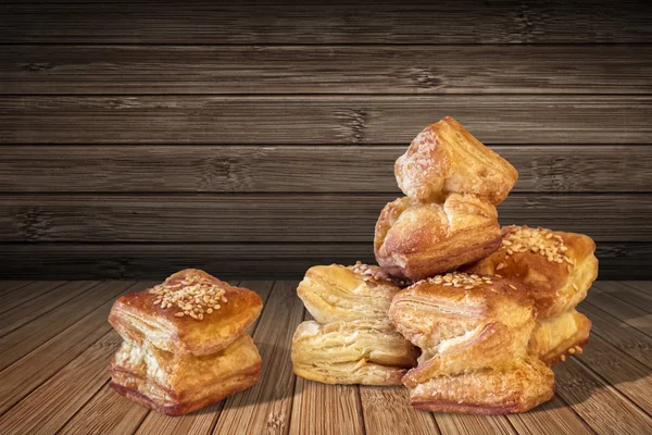 Pastelería Croissant Puff cuadrados Zu-Zu sobre fondo de madera — Foto de Stock