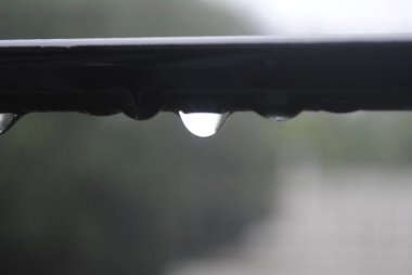 Demir çubuğa yakın yağmur damlası 