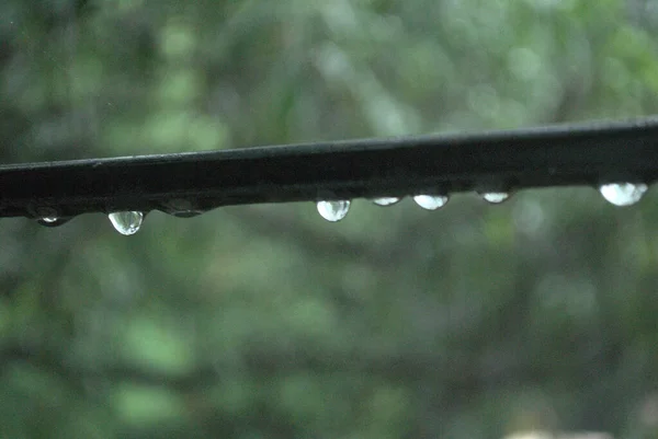Demir Pencere Çubuğunda Yağmur Damlası — Stok fotoğraf