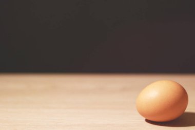 Masaya bir yumurta. Yakın çekim görünümü.