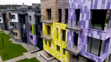 Parlak renkli küçük konut binaları