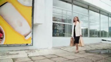 Kız mağazaya gidiyor.