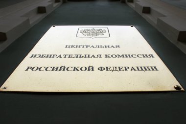 Rusya Federasyonu Merkez Seçim Komisyonu binasının ön cephesinde bir plaket. Adres: Bol 'shoy Cherkassky Pereulok, 9, Moskova, Rusya.