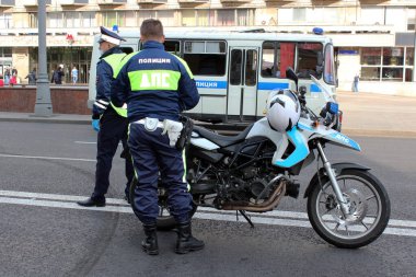 Motosikletli bir polis şehirde trafiği engelliyor. Moskova polisinin otoriter taburu..