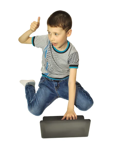 bir dizüstü bilgisayar ile oyun mutlu çocuk